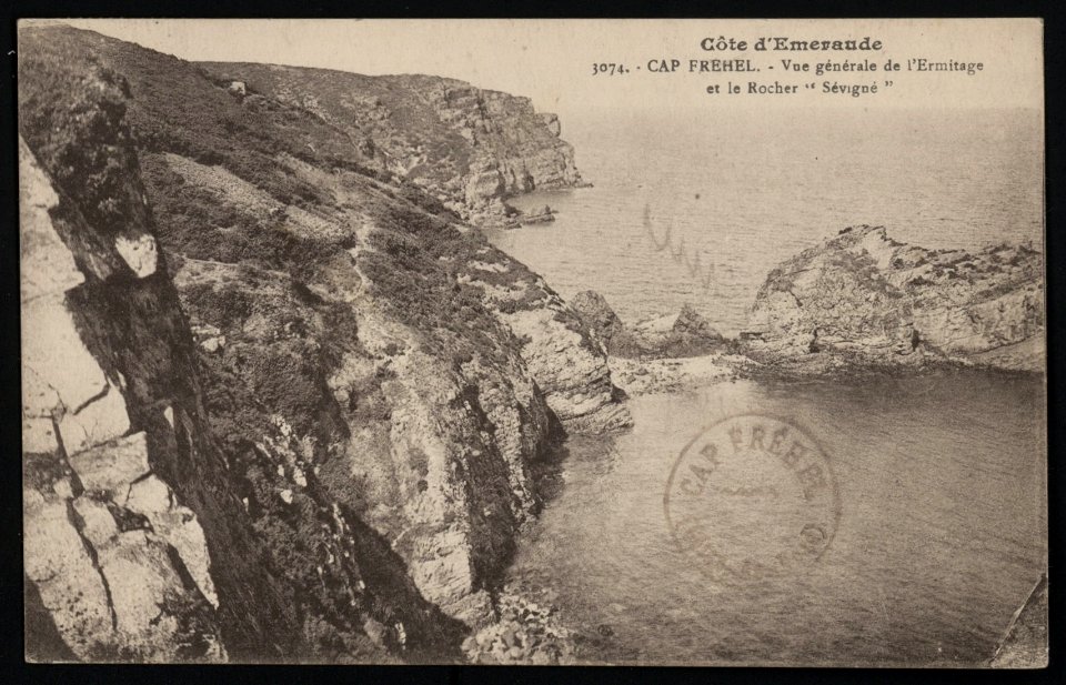Plévenon - Cap Fréhel vue générale de l'Ermitage et Rocher Sévigné - AD22 - 16FI3950