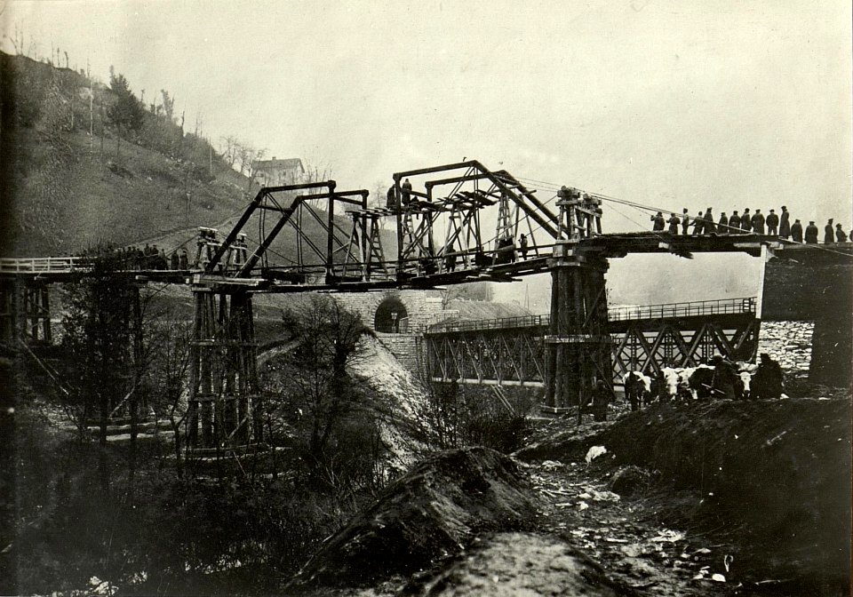 Podmeletzer Brücke, Aufmontierung des Mittelträgers auf einer Seilbrücke. (BildID 15470174)
