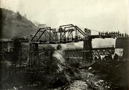 Podmeletzer Brücke, Aufmontierung des Mittelträgers auf einer Seilbrücke. (BildID 15470174)