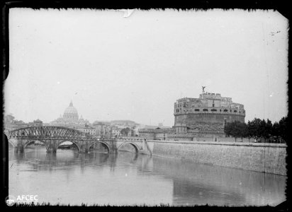 Pont sobre el riu Tíber a Roma amb el castell de Sant'Angelo a un costat i la basílica de Sant Pere del Vaticà al fons photo