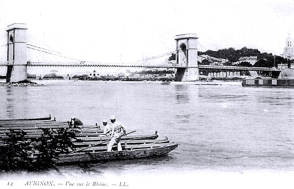 Pont suspendu d'Avignon et jouteurs sur le Rhône