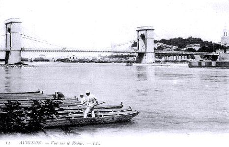Pont suspendu d'Avignon et jouteurs sur le Rhône