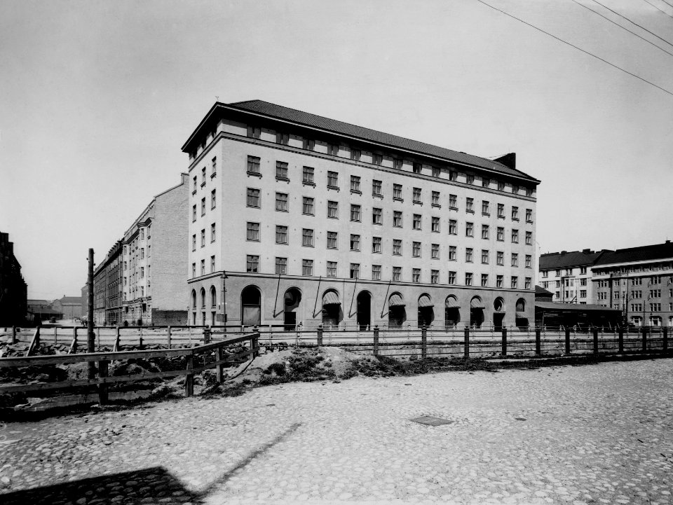 Pohjoinen Rautatiekatu 23, Runeberginkatu 13, 15, kuvassa edessä satamaradan kuilu - N25677 (hkm.HKMS000005-km003r1e)