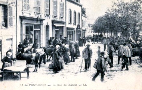 Pont-Croix La rue du marché vers 1910
