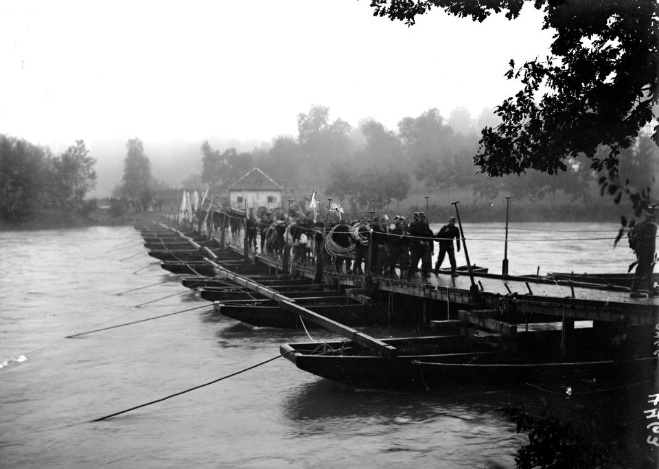 Pontoniere beim Uebersetzen über die Kolonnenbrücke über die Reuss - CH-BAR - 3240769