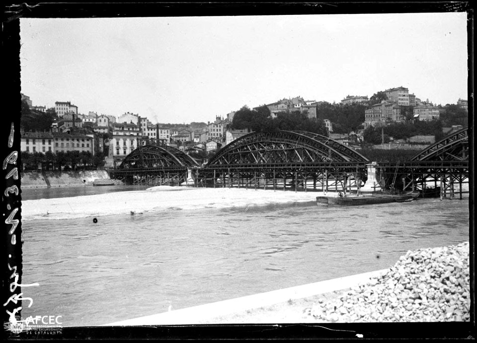 Pont sobre el riu Saona amb la ciutat de Lió al fons