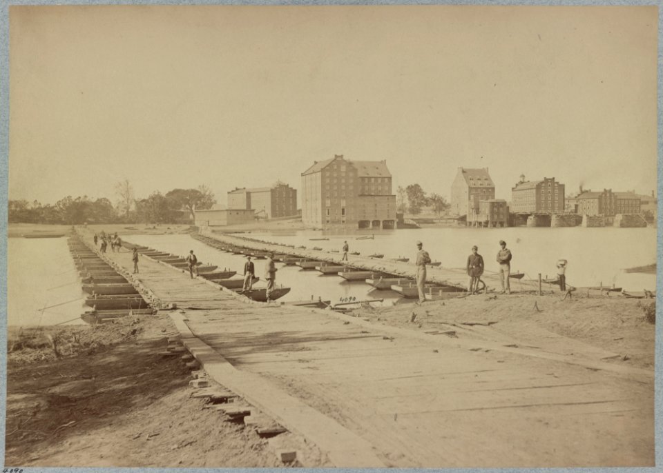 Pontoon bridges across James River at Richmond, Va., April, 1865 LCCN2014645924