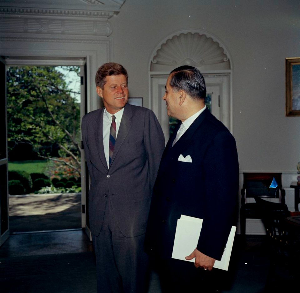 President John F. Kennedy with Ambassador of Lebanon, Ibrahim Hussein el-Ahdab (02)