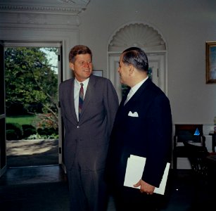President John F. Kennedy with Ambassador of Lebanon, Ibrahim Hussein el-Ahdab (02)