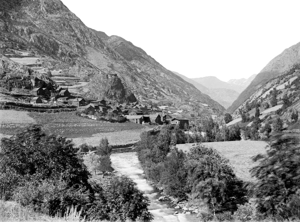 Poble de Tavascan entre muntanyes (cropped)
