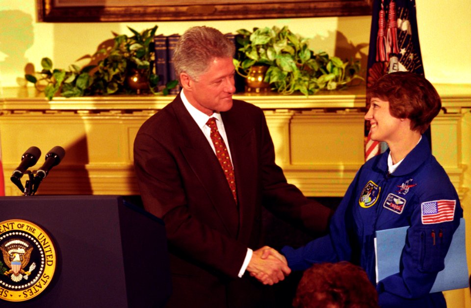 President Bill Clinton shakes hands with Lieutenant Colonel Eileen M. Collins