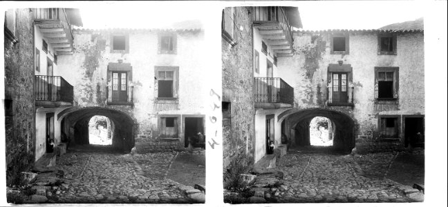 Plaça i portal del poble de Sant Privat d ' en Bas