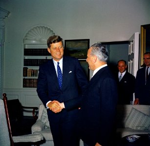 President John F. Kennedy with Ambassador of Italy, Sergio Fenoaltea (04)