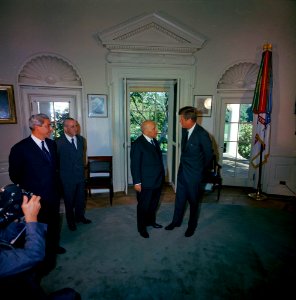 President John F. Kennedy with Italian Foreign Minister, Attilio Piccioni (03)