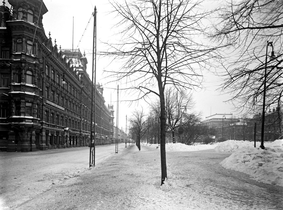 Pohjoisesplanadi 27 ja 25. Kuva otettu jalkakäytävältä puistoalueen puolelta - N25206 (hkm.HKMS000005-km0000mfcr)