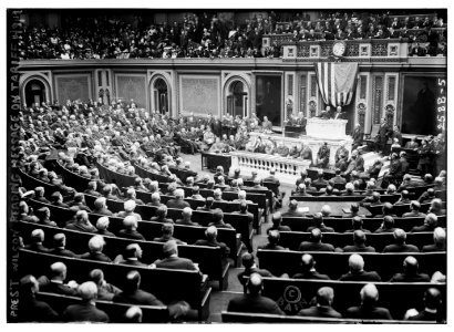 Pres. Wilson reading message on tariff to Congress, 4-9-13 LCCN2014691856 photo