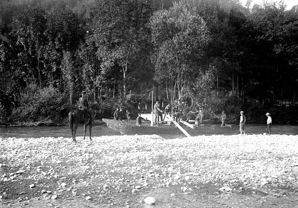 Pontoniere beim Brückenschlag - CH-BAR - 3236483