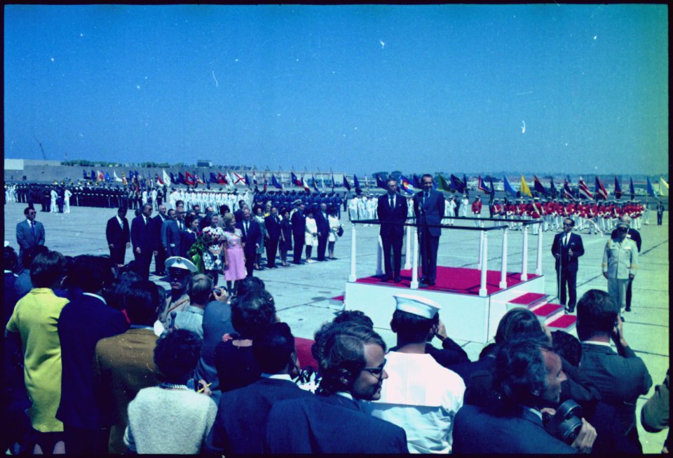 President Nixon's arrival, and welcome ceremony for President Ordaz of Mexico, at San Diego Naval Air Station - NARA - 194325
