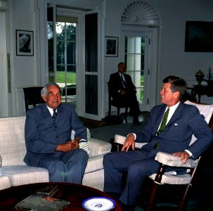 President John F. Kennedy with Prime Minister of Jamaica, Sir Alexander Bustamante (04)