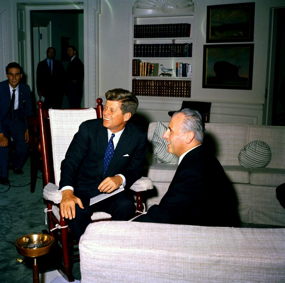 President John F. Kennedy with Ambassador of Italy, Sergio Fenoaltea (02)
