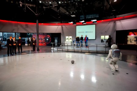 President Obama Watches ASIMO the Humanoid Robot - Flickr - East Asia and Pacific Media Hub