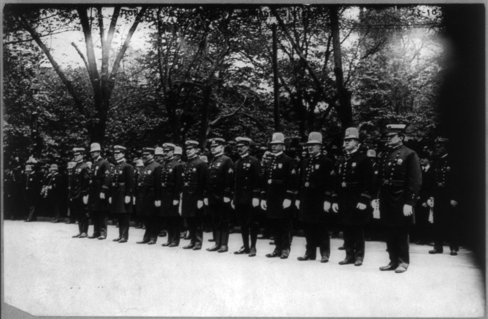 Police parade, New York City)- Honor men LCCN2005689069