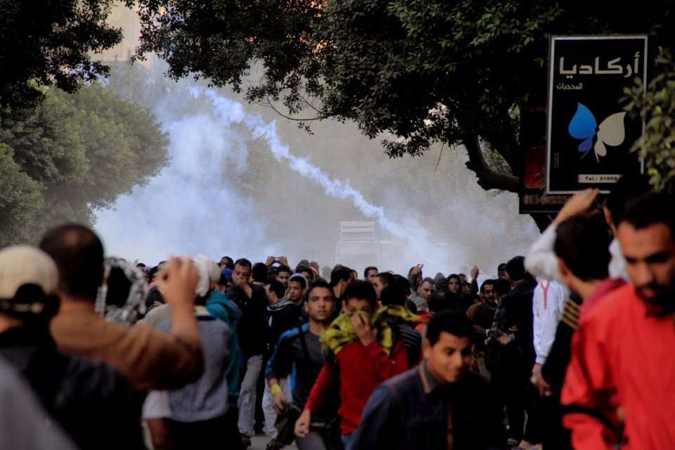 Police uses tear gas against protesters in Cairo 6-Dec-2013