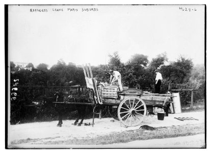 Refugees leave Paris suburbs LCCN2014707294