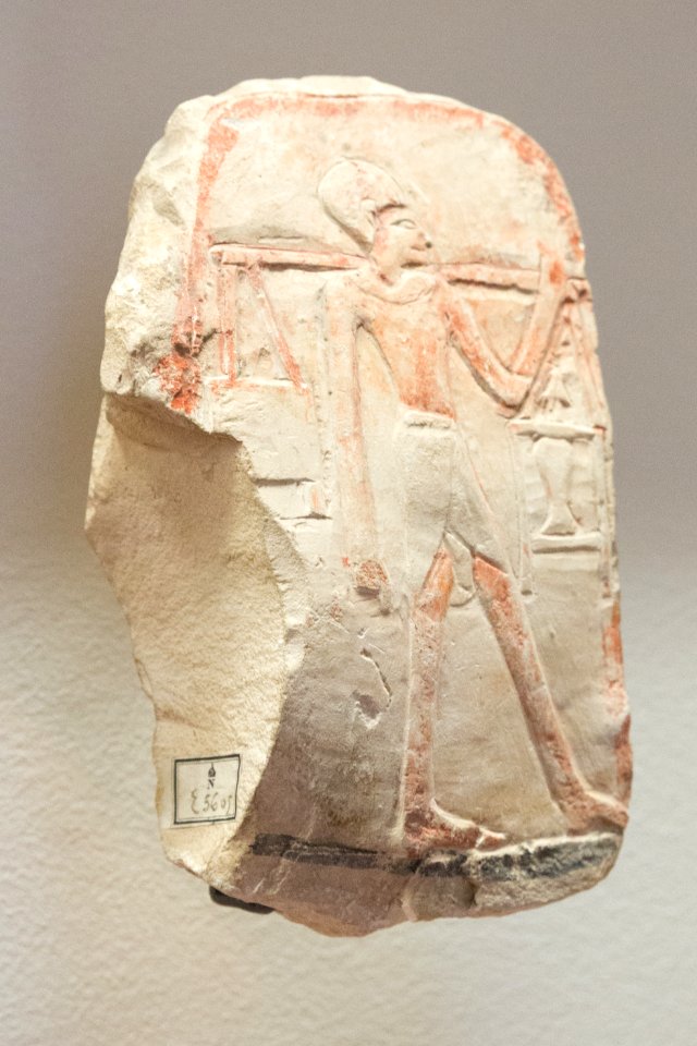 Relief présentant un homme portant une palanche - Louvre - E 5605 - 01