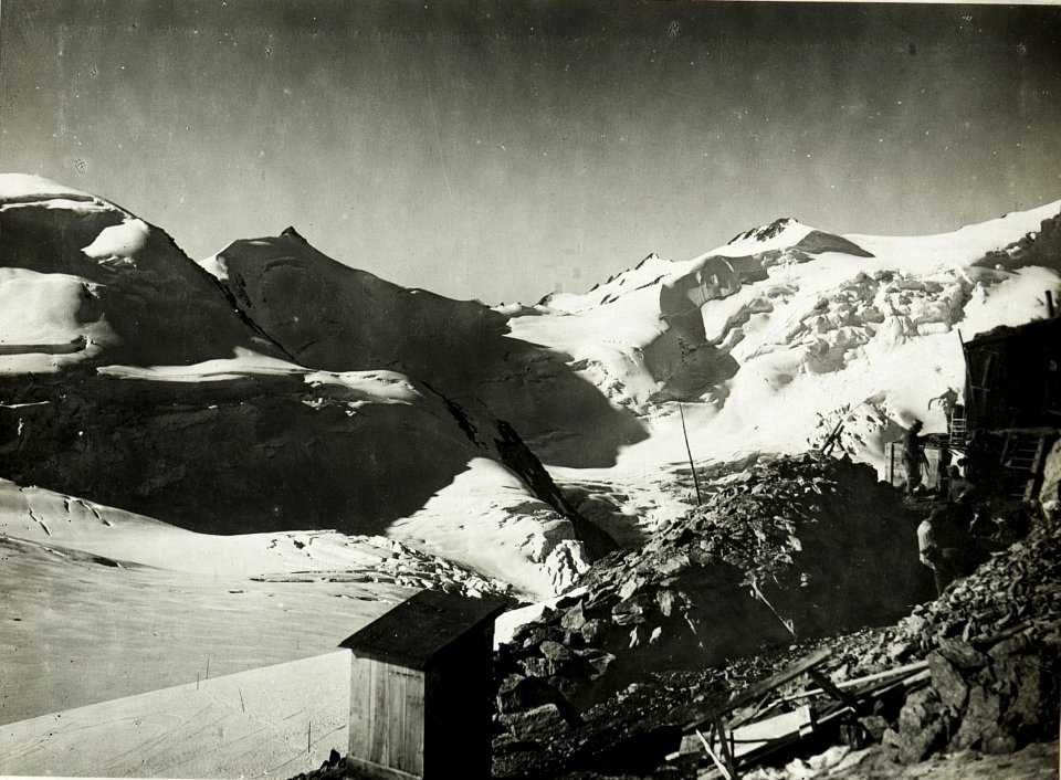 Rundblick vom Fornostützpunkt, Hintergrund, Punta Taviela, Punta Cadini bis Punta San Mattéo. (= Fortsetzung zu WK1 ALB016 04370a) (BildID 15423087)