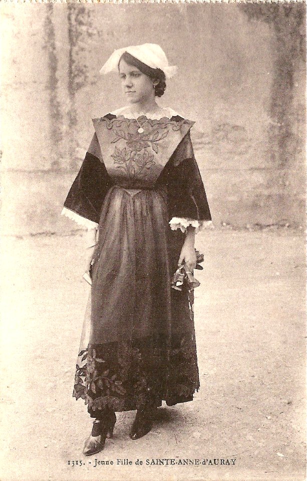 Sainte-Anne-d'Auray-FR-56-vers 1930-une jeune fille