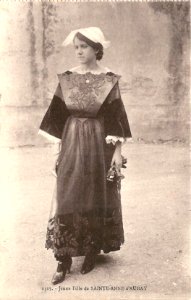 Sainte-Anne-d'Auray-FR-56-vers 1930-une jeune fille