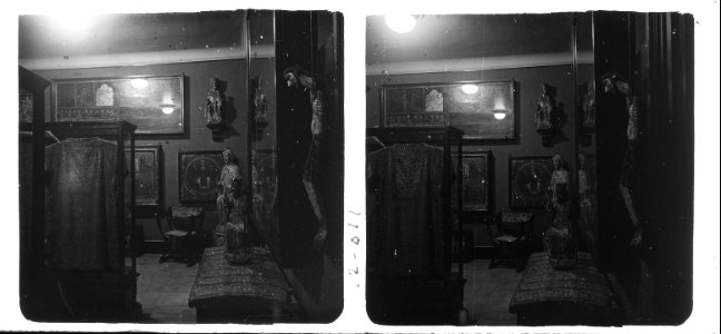 Sala d ' una casa museu de Barcelona amb iconografies de Sant Valeri i Sant Vicenç