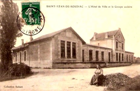 Saint-Yzan-de-Soudiac - Mairie et groupe scolaire 1