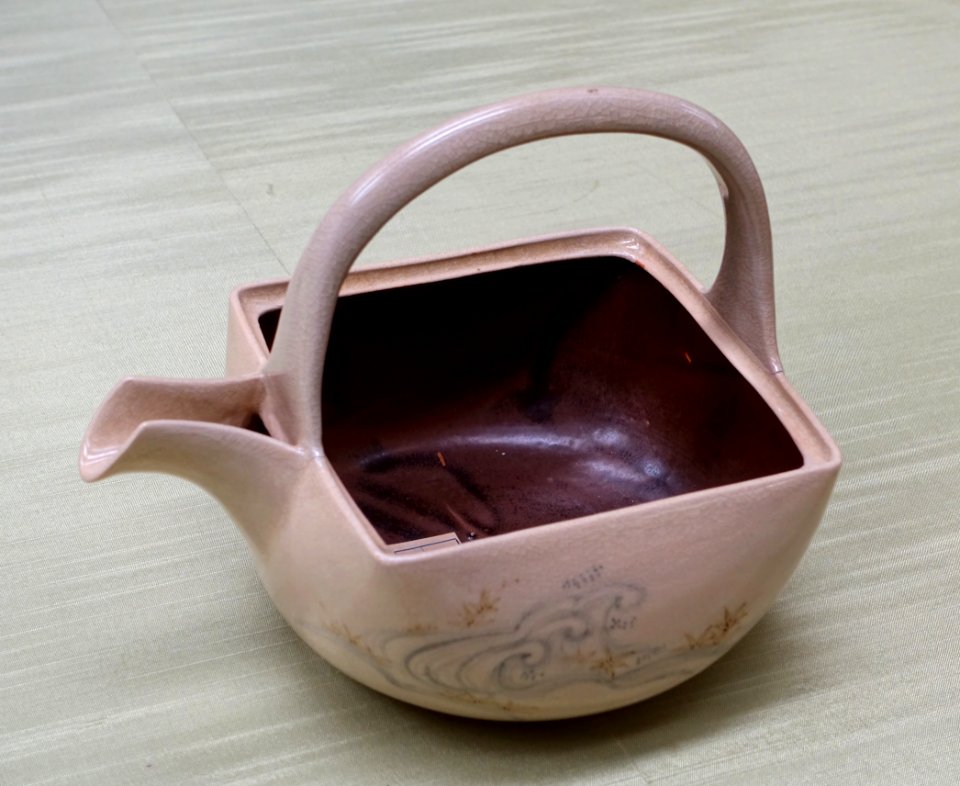 Sake ewer with Tatsuta river and maple leaf design, Kyoto ware, Mizorogaike type, Japan, Edo period, 1700s AD, ceramic with underglaze blue and iron brown - Tokyo National Museum - Tokyo, Japan - DSC09385