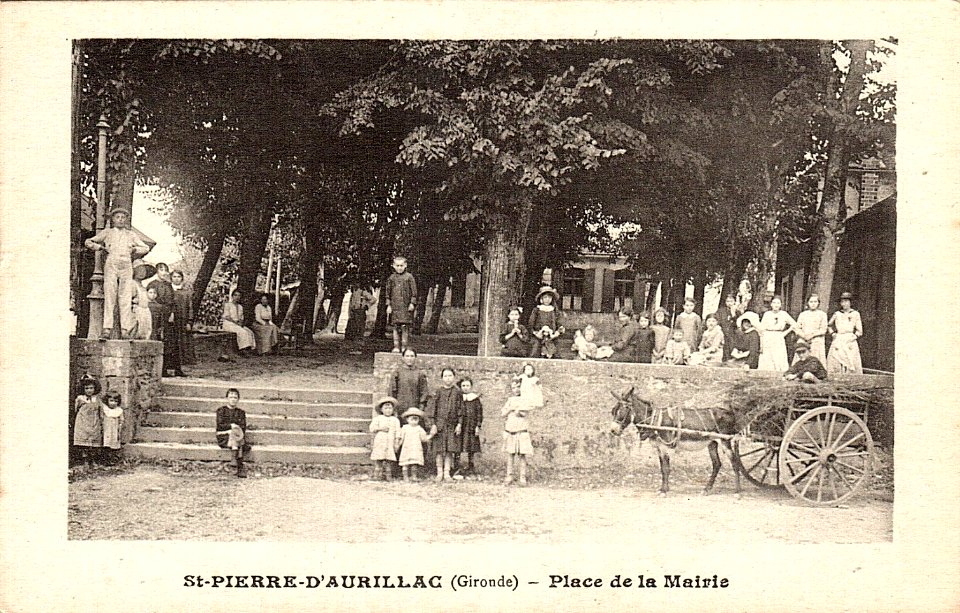 Saint-Pierre-d'Aurillac - Place de la Mairie