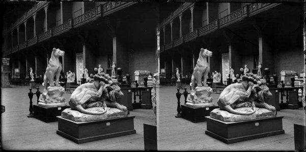 Sala del Palau de Belles Arts del parc de la Ciutadella amb diverses escultures (AFCEC BORDAS D 4321)