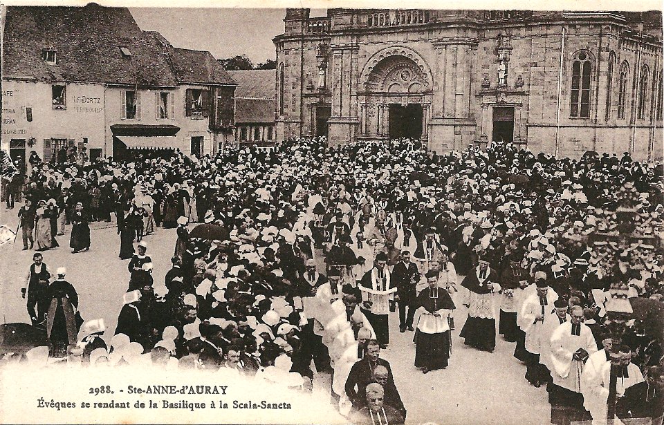Sainte-Anne-d'Auray-FR-56-vers 1930-brochette d'évêques devant la basilique