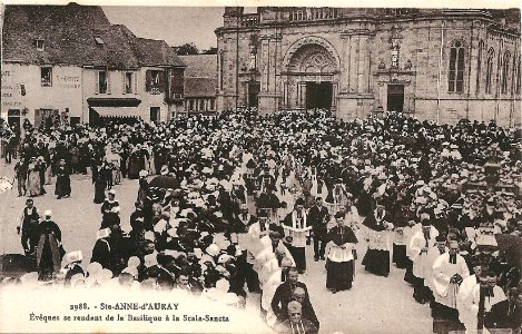 Sainte-Anne-d'Auray-FR-56-vers 1930-brochette d'évêques devant la basilique