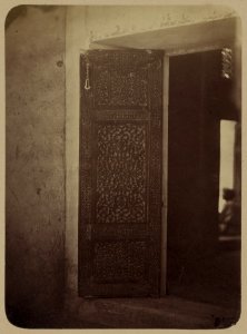 Samarkandskiia drevnosti. Dvorets bukharskikh emirov Kok Tash. Dver' v priemnoiu zalu-emirov LCCN2007683397