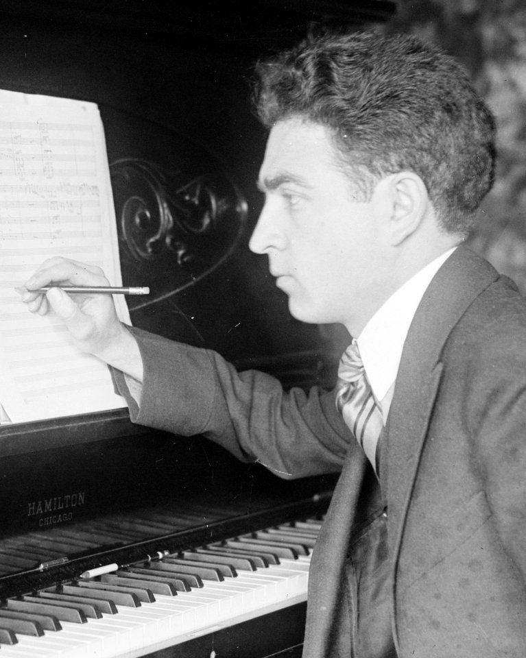 Samuel Gardner- American composer and violinist of Russian Jewish origin (Pulitzer prize winner in 1918) at piano between 1915 and 1920 detail, from- S. Gardner LCCN2014706157 (cropped)