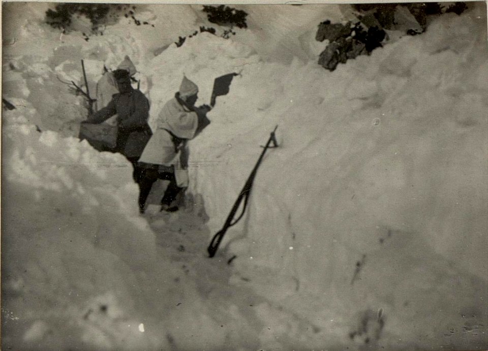 Schneewall als erste Deckung am rechten Flügel unterhalb des Cukla Gipfels. (BildID 15468998)