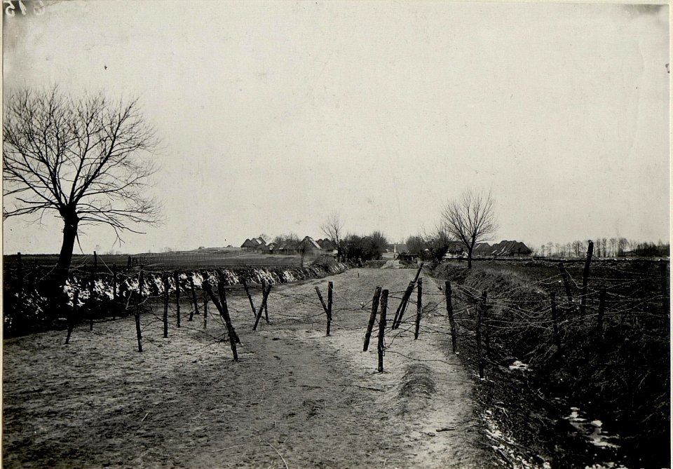 Scheinwerferstand und Schützendeckung zur Absperrung der Strasse Stavy-Olsziny. (BildID 15540153)