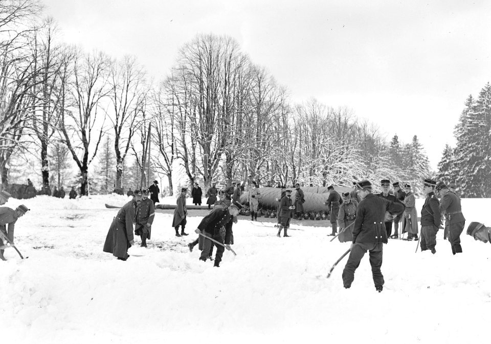 Schneeräumen auf dem Fesselballonfüllplatz - CH-BAR - 3238310