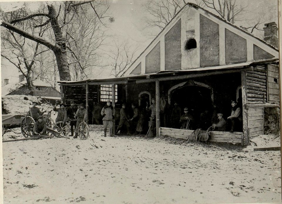 Schmiede und Wagenreparaturs Werkstätte in Ostrozec. Aufgenommen am 14. Dezember 1915. (BildID 15540811)