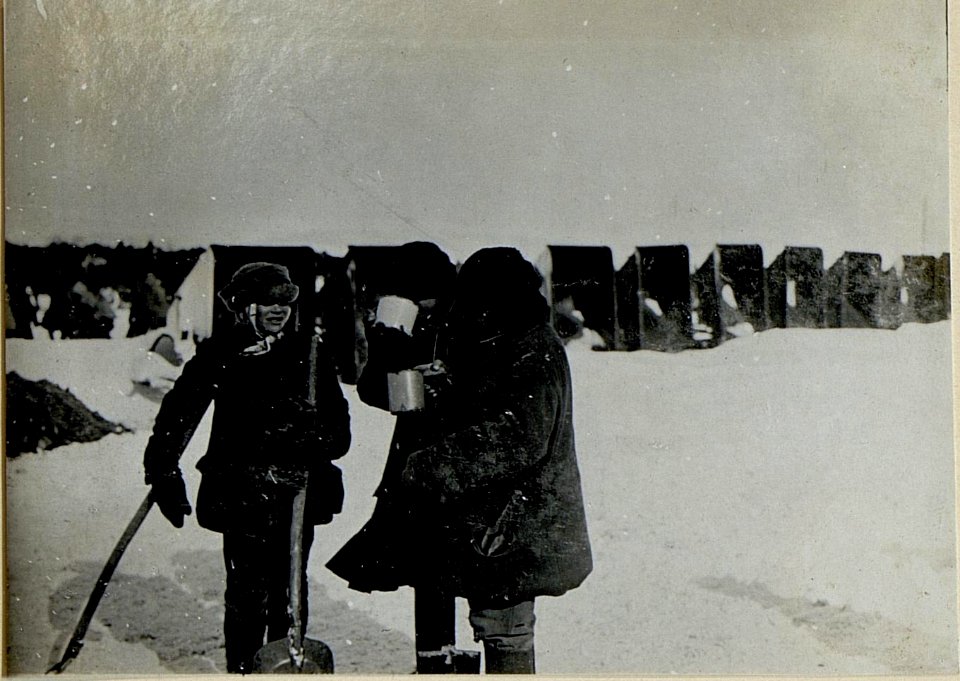 Schneeverwehung in Podhajce im Februar 1916. (BildID 15523205)