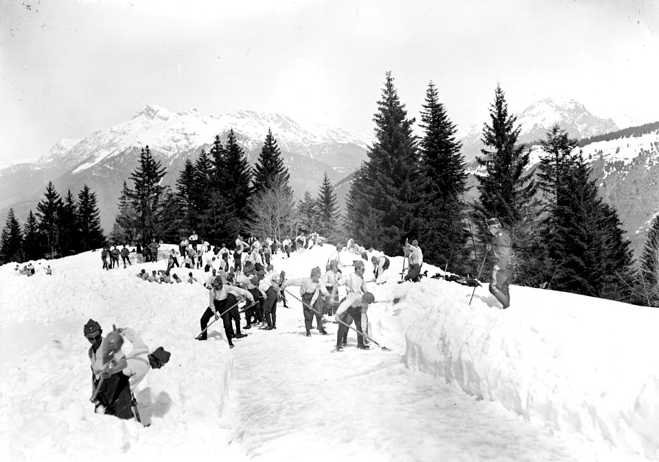Schneeräumarbeiten an einer Strasse - CH-BAR - 3239535