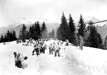 Schneeräumarbeiten an einer Strasse - CH-BAR - 3239535