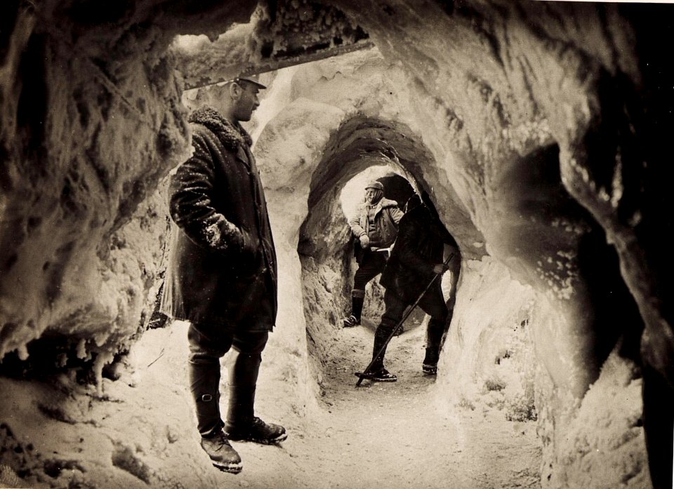 Schneetunnel beim Komp.Kmdo.auf den Findenig. (BildID 15496563)