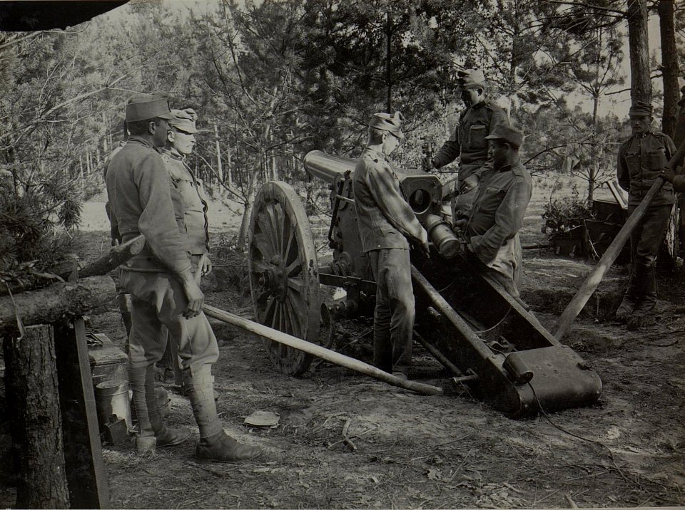 Schwere 15cm Haubitze der 10. Division in Stellung bei Olyka, 10.11.1915. (BildID 15455681)